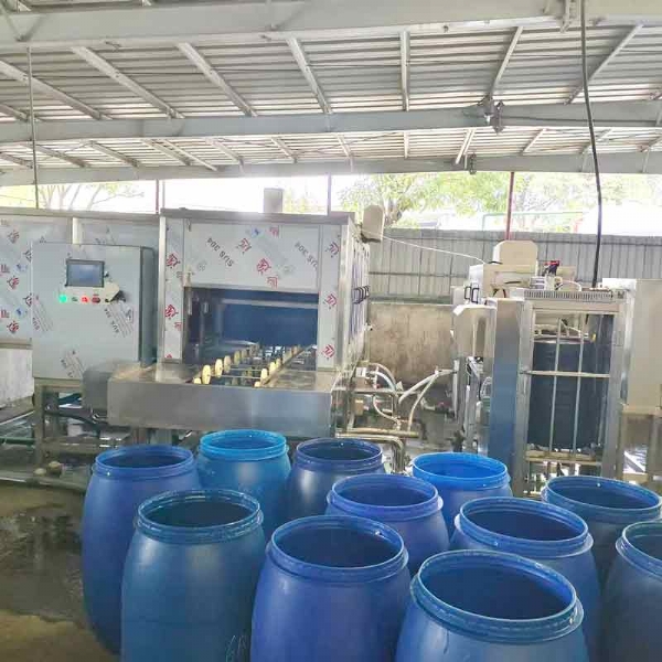 廣東德美精細(xì)化工集團(tuán)股份有限公司隧道式洗桶機(jī)，桶蓋清洗機(jī)使用現(xiàn)場(chǎng)